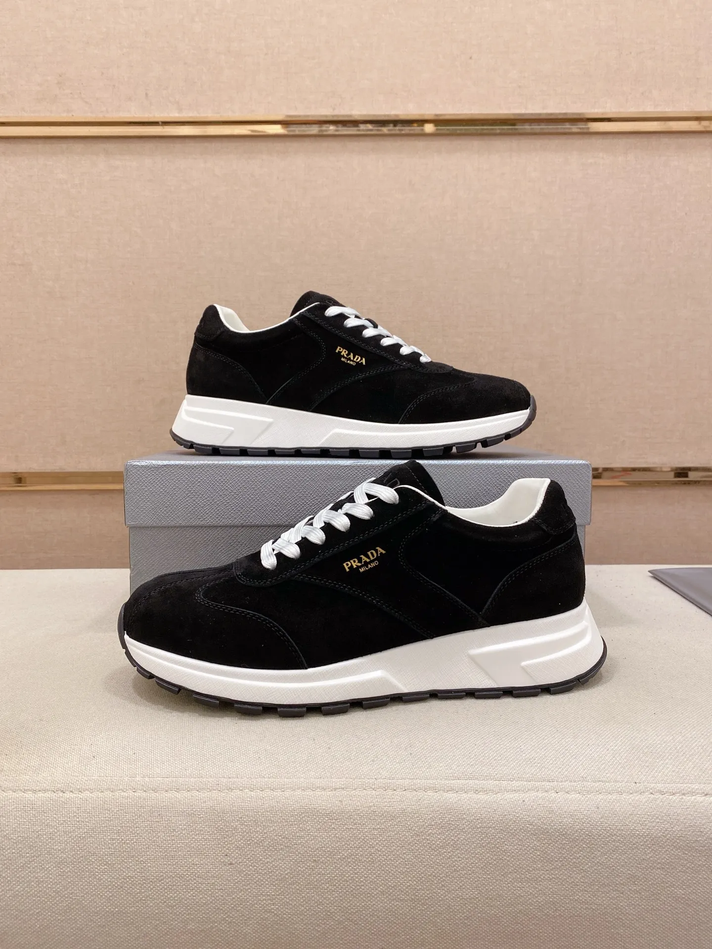 Men's shoes 💰 580💰 ✔️✔️✔️High version High-quality new PRADA counters are launched simultaneously. The new men's shoes and 😘fabric are selected suede cowhide and are made by pure handicrafts. Lining: Full cowhide lining. 👍🏿 High-end ☄️ air-cushion molded anti-slip rubber outsole, exquisite lines, simple and elegant, comfortable and high-end for leisure travel. Code number: 38 to 44